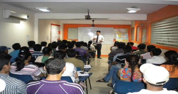 Trainer coaching IAS Aspirants at a IAS Coaching Centre in Chennai